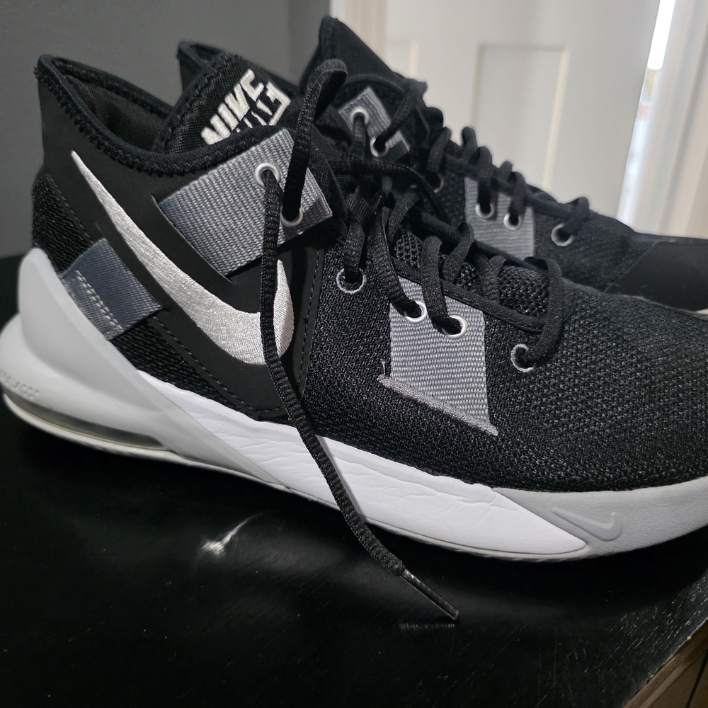 Nike Black and White Athletic Shoes - Picture 1 of 3